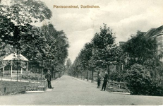 088 Straatbeeld met veel groen en prieel