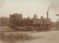 253 Het opschrift ter keerzijde: ‘1e locomotief Ned.Westf. Spoor Winterswijk-Zutphen’ is mogelijk onjuist