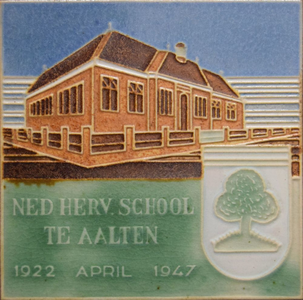 70 Wandtegel 'Ned. Herv. School te Aalten, 1922 april 1947', ca 1947