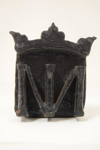 73 Brandijzer, opschrift 'MI' of 'NN' met kroon. De betekenis is onbekend