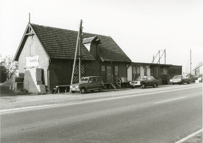 1319-261 Bouwcentrum 'De Tolbrug', voormalige halteplaats aan de voormalige spoorlijn Zutphen-Emmerik