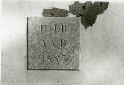 1319-265 Eerste steen in de voorgevel van café 'De Zonnebrug', (H.J. Booltink)