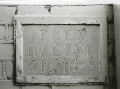 1319-401 Eerste steen 'Eben Haezer' in de gevel van pijpenfabriek Dutch Button Works (DBW) van Willem te Gussinklo