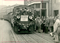 12-001 Tram (GTW), stoomtram, tramlocomotief met goederenwagons verlaat voor de laatste maal (afscheid) het ...