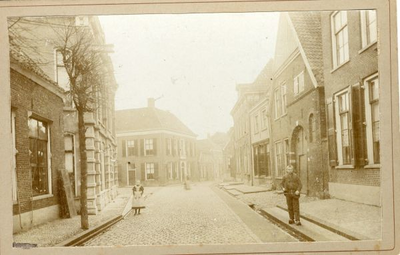 1545-006 In het midden: gemeentehuis (tussen 1818-1881)