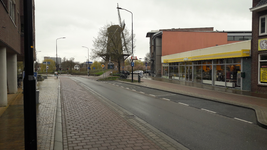 NL-DtcSARA_1628_0002 Door Corona gesloten winkels en lege straten bij de Walmolen