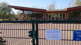 NL-DtcSARA_1628_0022 Theepaviljoen en kinderboerderij Horsterpark gesloten door maatregelen Corona