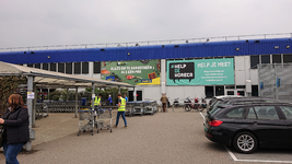 NL-DtcSARA_1628_0054 Ontsmetting winkelwagentjes door personeel Makro