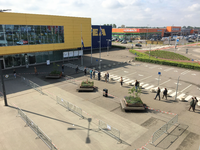 NL-DtcSARA_1628_0060 In de rij voor de Ikea