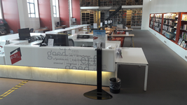 NL-DtcSARA_1628_0076 Spatscherm en desinfectiezuil op studiezaal Erfgoedcentrum Achterhoek en Liemers