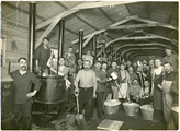 51.01-0012 9. De mannen en jongens aan het werk in de keukens, 1914-1916