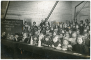 51.01-0019 15. De kinderen naar school, 1915