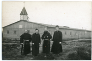 51.01-0026 20. Vier Belgische herders voor het kerkgebouw, 1914-1916