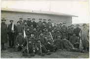 51.01-0037 34. Een groep werklieden en rechts de leverancier der blusapparaten na een gehouden brandblusproef, 1914-1916