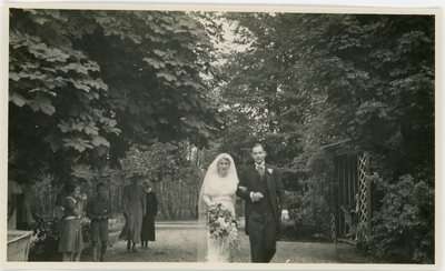 1943-0003 Trouwfoto in een tuin van Hendrik Nicolaas Schimmelpenninck van der Oye (1907-1971) en Johanna Maria ...