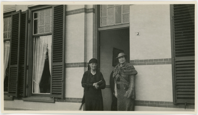 1943-0006 Beide moeders van de bruid en bruidegom aanwezig bij het huwelijk van hun kinderen, 04-08-1936