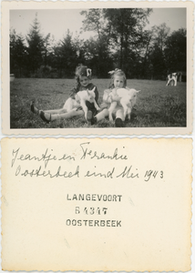 1949-0023 Jeantje en Frankie, Oosterbeek eind mei 1943 met lammetjes in de wei, 05-1943