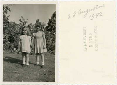 1949-0024 28 augustus 1942 poseren hand in hand in de tuin, 28-08-1942