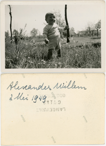 1949-0033 Alexander-Willem, 2 mei 1949 buiten in het veld tussen de bloemen, 02-05-1949