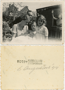 1949-0048 Het gezin Schimmelpenninck van der Oye omringt de nieuwgeborene Ludolphine Emilie in de tuin, 06-08-1944