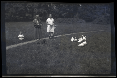 663-0080 Moeder voert met Hanny de eendjes op Landgoed de Hemelse Berg, Johan en teckel Helga kijken toe, 1926
