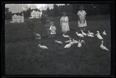 663-0083 Gezin Beelaerts van Blokland voort de eendjes op Landgoed de Hemelse Berg, 1926