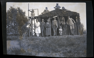 663-0089 Pauze tijdens een familie-fietsrondje bij de kiezelberg, 1928
