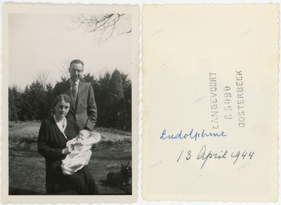 811-0057 Babyboek van Ludolphine Emilie schimmelpenninck van der Oye (1944-), 13-04-1944