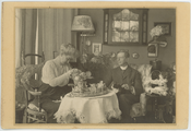 112-0006 Man en vrouw in woonkamer, 1880-1940