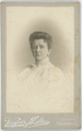 112-0012 Potret van een vrouw in witte blouse, 1880-1913