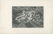 1071-0008 Luchtfoto van het fabrieksterrein van de N.V. Vereenigde Papierfabrieken aan de Loubergweg te Eerbeek, 17-09-1928