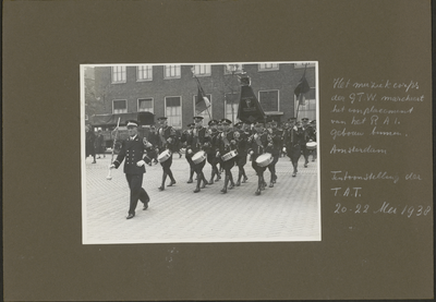 1804-0007 Het muziekkorps van de Geldersche Tramwegen bij het RAI-gebouw naar aanleiding van een tentoonstelling, ...