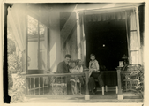 11-0053 Henriëtte met haar man Herman en hun pleegkinderen bij huis Rijnoue, 1925