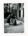 11-0087 Henriëtte met tante Henriëtte van Eck bij huis Mariëndaal, 1934