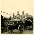 11-0106 Henriëtte op de hooiwagen, 1940