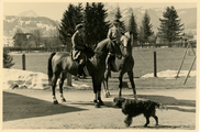 11-0108 Henriëtte te paard met Elisabeth Dabelstein, maart 1938