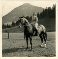 11-0110 Elisabeth Dabelstein te paard, 1933