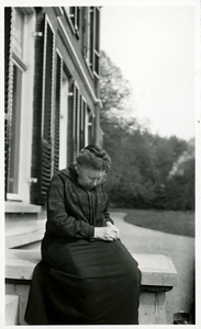 20-0049 Henriëtte van Eck voor huis Mariëndaal, 1930