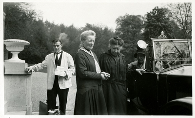 20-0051 Henriëtte bij huis Mariëndaal, 1930