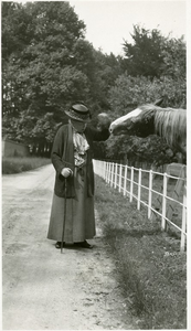 20-0054 Henriëtte van Eck bij een paard, 1930