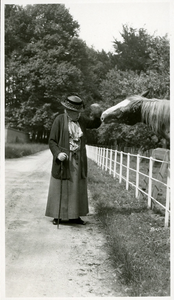20-0061 Henriëtte van Eck bij een paard, 1930