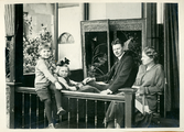 14-0001 Henriëtte en Herman met hun twee pleegkinderen Leo en Corrie, 1921