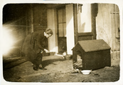 14-0015 Henriëtte voor het hondenhok, 1925