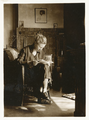 14-0029 Henriëtte in de studeerkamer van huis Rijnoue, 1925-1928