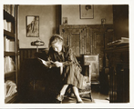 14-0030 Henriëtte in de studeerkamer van huis Rijnoue, 1925
