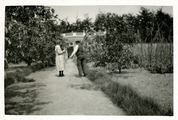 14-0049 Henriëtte met een onbekende man in een boomgaard, 1925