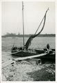 14-0054 Boot wordt geladen door een onbekende man, 1925-1928