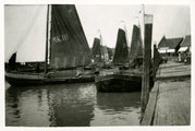 14-0105 Boten in de haven van Marken, 1925