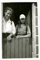 14-0115 Henriëtte met een onbekende vrouw in Markense klederdracht, 1925