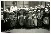 14-0117 Henriëtte met Markense meisjes, 1925